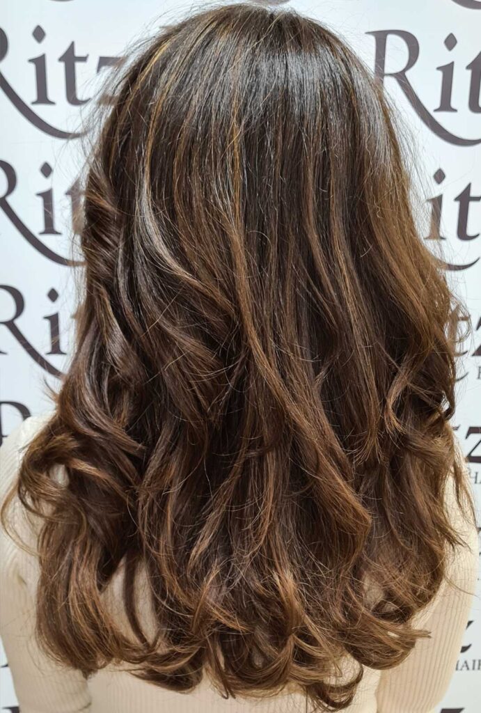 Foil highlighting and balayage highlighting hair color techniques for wavy  and curly hair